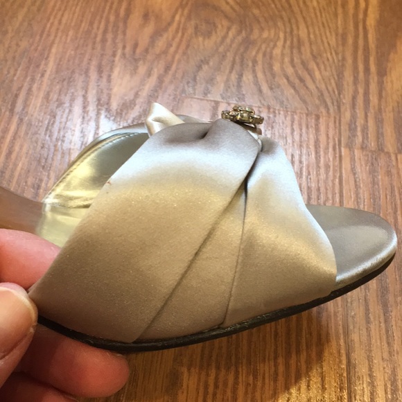 Caparros Platinum Silk heels size 9.5 - Picture 8 of 8